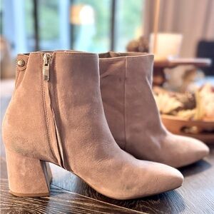 Nine West Ankle 9x9 Bootie : Lt.Nat
Suede